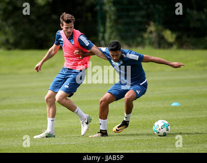 Windischgarsten, Österreich. 19. Juli 2017. Nadiem Amiri (r) und Havard Nordtveit wetteifern um den Ball an die TSG 1899 Hoffenheim-Trainingslager in Windischgarsten, Österreich, 19. Juli 2017. Foto: Hasan Bratic/Dpa/Alamy Live News Stockfoto