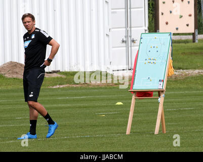 Windischgarsten, Österreich. 19. Juli 2017. Hoffenheim-Trainer Julian Nagelsmann mit seiner Taktik Board bei der TSG 1899 Hoffenheim-Trainingslager in Windischgarsten, Österreich, 19. Juli 2017. Foto: Hasan Bratic/Dpa/Alamy Live News Stockfoto