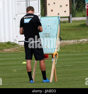 Windischgarsten, Österreich. 19. Juli 2017. Hoffenheim-Trainer Julian Nagelsmann mit seiner Taktik Board bei der TSG 1899 Hoffenheim-Trainingslager in Windischgarsten, Österreich, 19. Juli 2017. Foto: Hasan Bratic/Dpa/Alamy Live News Stockfoto