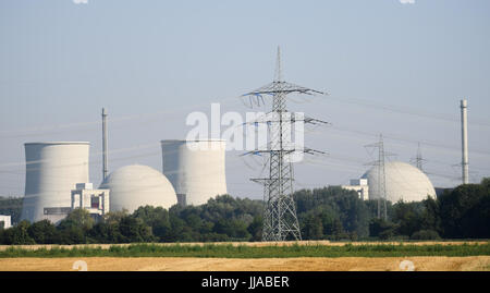 Biblis, Deutschland. 19. Juli 2017. View of units A (R) und B auch die Kühltürme des Atomkraftwerks in Biblis, Deutschland, 19. Juli 2017. Der offizielle Abbau des stillgelegten Kernkraftwerks hat begonnen. Nach der Katastrophe in Fukushima, Japan wurde die Anlage zunächst für einen Zeitraum von drei Monaten im Jahr 2011 heruntergefahren und anschließend dauerhaft geschlossen. Foto: Arne Dedert/Dpa/Alamy Live-Nachrichten Stockfoto