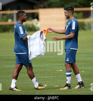 Windischgarsten, Österreich. 19. Juli 2017. Serge Gnabry (l) tauscht Lätzchen mit Nadiem Amiri an die TSG 1899 Hoffenheim-Trainingslager in Windischgarsten, Österreich, 19. Juli 2017. Foto: Hasan Bratic/Dpa/Alamy Live News Stockfoto