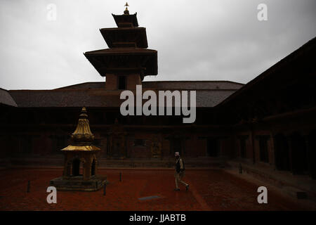 19. Juli 2017 - Lalitpur, Nepal - Spaziergänge ein Tempel im Rathaushof in Mul Chowk, einer der größten und ältesten Palast im alten Patan Durbar Square, ein UNESCO-Weltkulturerbe in Lalitpur, Nepal auf Mittwoch, 19. Juli 2017 ein älterer Mann. (Kredit-Bild: © Skanda Gautam über ZUMA Draht) Stockfoto