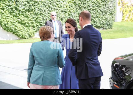 Berlin, Deutschland. 19. Juli 2017. Deutsche Bundeskanzlerin Angela Merkel (L) begrüßt Großbritanniens Prinz William, Duke of Cambridge, und seine Frau Kate, die Herzogin von Cambridge, am Kanzleramt in Berlin, Hauptstadt Deutschlands, am 19. Juli 2017. Bildnachweis: Shan Yuqi/Xinhua/Alamy Live-Nachrichten Stockfoto