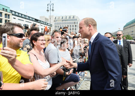 Berlin, Deutschland. 19. Juli 2017. Die britischen Herzogin Kate freu bin 19.07.2017 Das Brandenburger Tor in Berlin Und Spricht Mit Fans Auf Dem Pariser Platz. Foto: Gregor Fischer/Dpa/Alamy Live News Stockfoto