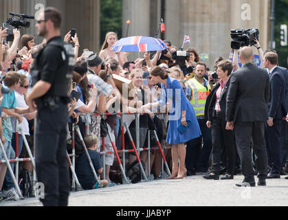 Berlin, Deutschland. 19. Juli 2017. Die britischen Herzogin Kate freu bin 19.07.2017 Das Brandenburger Tor in Berlin Und Spricht Mit Fans Auf Dem Pariser Platz. Foto: Soeren Stache/Dpa/Alamy Live News Stockfoto