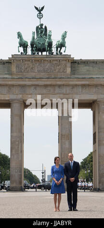 Berlin, Deutschland. 19. Juli 2017. Großbritanniens Prinz William (C-R) und seine Frau Catherine (C-L), Herzogin von Cambridge, gesehen bei einem Besuch in das Brandenburger Tor in Berlin, Deutschland, 19. Juli 2017. Foto: Soeren Stache/Dpa/Alamy Live News Stockfoto