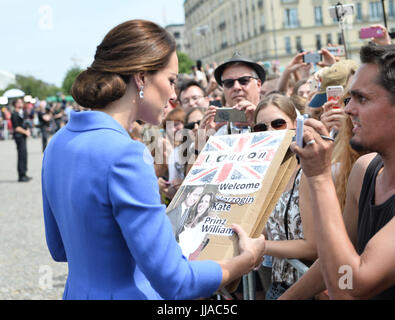 Die britischen Herzogin Kate freu bin 19.07.2017 Das Brandenburger Tor in Berlin Und Spricht Mit Fans Auf Dem Pariser Platz. Foto: Gregor Fischer/dpa Stockfoto