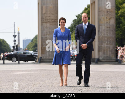 Berlin, Deutschland. 19. Juli 2017. Großbritanniens Prince William (R) und seine Frau Catherine, Herzogin von Cambridge, gesehen bei einem Besuch in das Brandenburger Tor in Berlin, Deutschland, 19. Juli 2017. Foto: Soeren Stache/Dpa/Alamy Live News Stockfoto