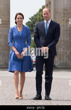 Berlin, Deutschland. 19. Juli 2017. Großbritanniens Prince William (R) und seine Frau Catherine, Herzogin von Cambridge, gesehen bei einem Besuch in das Brandenburger Tor in Berlin, Deutschland, 19. Juli 2017. Foto: Soeren Stache/Dpa/Alamy Live News Stockfoto