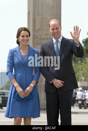 Berlin, Deutschland. 19. Juli 2017. Großbritanniens Prince William (R) und seine Frau Catherine, Herzogin von Cambridge, gesehen bei einem Besuch in das Brandenburger Tor in Berlin, Deutschland, 19. Juli 2017. (ACHTUNG REDAKTION: BILD WIEDERHOLEN MIT ALTERNATIVEN CROP) Foto: Soeren Stache/Dpa/Alamy Live News Stockfoto