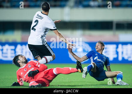 Zhuhai, China. 19. Juli 2017. FC Schalke Midfielder Amine Harit (C) kämpft um den Ball mit Besiktas Istambul Goalkeeper Tolga Zengin (R) während der freundliche Fußball Spiele Sommer 2017 zwischen FC Schalke 04 Vs Besiktas Istanbul Zhuhai Sport-Center-Stadion in Zhuhai, China, 19. Juli 2017. Foto: Macht Sport Bilder/Dpa/Alamy Live News Stockfoto