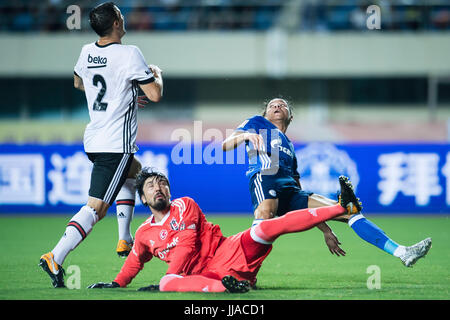 Zhuhai, China. 19. Juli 2017. FC Schalke Midfielder Amine Harit (C) kämpft um den Ball mit Besiktas Istambul Goalkeeper Tolga Zengin (R) während der freundliche Fußball Spiele Sommer 2017 zwischen FC Schalke 04 Vs Besiktas Istanbul Zhuhai Sport-Center-Stadion in Zhuhai, China, 19. Juli 2017. Foto: Macht Sport Bilder/Dpa/Alamy Live News Stockfoto