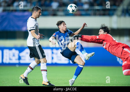 Zhuhai, China. 19. Juli 2017. FC Schalke Midfielder Amine Harit (C) kämpft um den Ball mit Besiktas Istambul Goalkeeper Tolga Zengin (R) während der freundliche Fußball Spiele Sommer 2017 zwischen FC Schalke 04 Vs Besiktas Istanbul Zhuhai Sport-Center-Stadion in Zhuhai, China, 19. Juli 2017. Foto: Macht Sport Bilder/Dpa/Alamy Live News Stockfoto