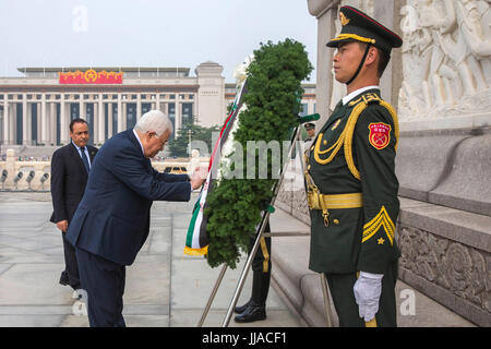 Peking, China. 19. Juli 2017. Der palästinensische Präsident Mahmoud Abbas legt einen Kranz auf das Denkmal für die Helden des Volkes auf dem Tiananmen Square in Peking, Hauptstadt von China, 19. Juli 2017. Bildnachweis: Cui Xinyu/Xinhua/Alamy Live-Nachrichten Stockfoto