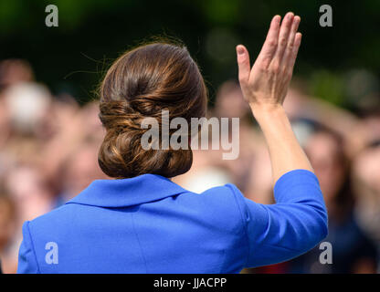 Berlin, Deutschland. 19. Juli 2017. Catherine, Herzogin von Cambridge, "Wellenlinien" bei einem Besuch in das Brandenburger Tor in Berlin, Deutschland, 19. Juli 2017. Foto: Gregor Fischer/Dpa/Alamy Live News Stockfoto