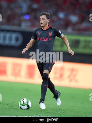 Shanghai, China. 19. Juli 2017. Mesut Ozil Arsenal steuert den Ball während des Spiels zwischen Arsenal und FC Bayern München 2017 International Champions Cup China in Shanghai, China, 19. Juli 2017. Bildnachweis: Jia Yuchen/Xinhua/Alamy Live-Nachrichten Stockfoto