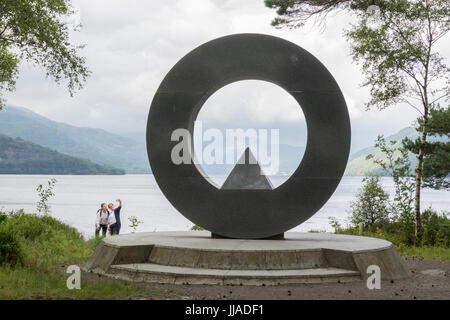 Rowardennan, Loch Lomond, Schottland, Großbritannien. 19. Juli 2017. UK-Wetter - Besucher am eine Selfie neben den Loch Lomond Nationalpark Memorial Sculpture an Rowardennan an einem bewölkten, aber trockenen Tag. Bildnachweis: Kay Roxby/Alamy Live-Nachrichten Stockfoto