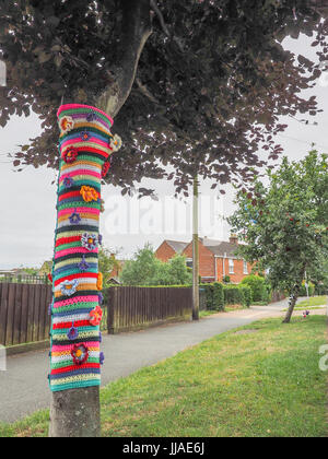 Garn Bombardierung, Yarnbombing, Knurrhahn Dorf, Isle of Wight. 19 Jul, 2017. Foto: 16 Jul, 2017. Der knurrhahn Stricken und Natter Gruppe dekorieren Knurrhahn Dorf zu Geld für die knurrhahn Elephant Club, eine örtliche Wohltätigkeitsorganisation, die Kapital für Menschen mit Gedächtnisproblemen und Fähigkeit, Hunde für die jungen Menschen erhöhen. Das Timing stimmt mit der Insel Wight offene Ateliers, wo Künstler öffnen ihre Werkstätten der Öffentlichkeit ihr Handwerk über die Insel vom 14. bis zum 24. Juli 2017 zeigen. Foto: 16 Jul, 2017. Stockfoto