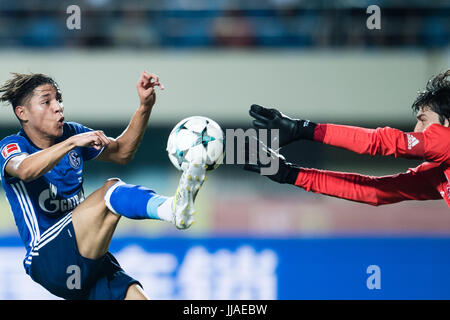 Zhuhai, China. 19. Juli 2017. Schalke Amin Harit (L) und Istanbul Torwart Tolga Zengin in Aktion während der Fußball-Testspiel zwischen Schalke 04 und Besiktas Istanbul in Zhuhai, China, 19. Juli 2017. Foto: Macht Sport Bilder/Dpa/Alamy Live News Stockfoto