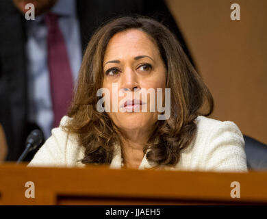 Washington, USA. 19. Juli 2017. Senator der Vereinigten Staaten Kamala Harris (Demokrat of California) Fragen Kandidaten für Wertpapierpositionen in diversen Agenturen der US-Regierung vor der United States Senate Select Committee on Intelligence auf dem Capitol Hill in Washington, DC auf Mittwoch, 19. Juli 2017. Bildnachweis: MediaPunch Inc/Alamy Live-Nachrichten Stockfoto