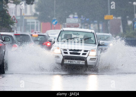 Treiber ertappt durch Flash Überschwemmungen bei Starkregen Sturm Fahrt durch die überfluteten Straßen in Rhyl, North Wales, UK Stockfoto