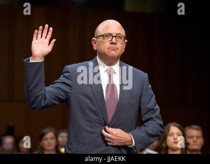 Washington, USA. 19. Juli 2017. Robert P. Storch ist geschworen in über seine Ernennung zum Generalinspektor der National Security Agency, Department of Defense, bevor die United States Senate Select Committee on Intelligence auf dem Capitol Hill in Washington, DC auf Mittwoch, 19. Juli 2017 sein Zeugnis ablegen. Bildnachweis: MediaPunch Inc/Alamy Live-Nachrichten Stockfoto