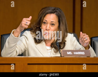 Washington, USA. 19. Juli 2017. Senator der Vereinigten Staaten Kamala Harris (Demokrat of California) Fragen Kandidaten für Wertpapierpositionen in diversen Agenturen der US-Regierung vor der United States Senate Select Committee on Intelligence auf dem Capitol Hill in Washington, DC auf Mittwoch, 19. Juli 2017. Bildnachweis: MediaPunch Inc/Alamy Live-Nachrichten Stockfoto