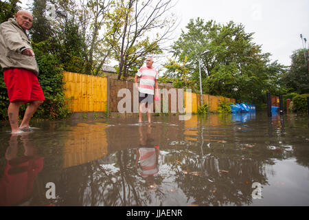 Sturzfluten von sintflutartigen Regenfällen Stürmen, Überschwemmungen eine Wohnsiedlung in der Küstenstadt Stadt Rhyl, Nordwales entlang der A525, Denbighsire Stockfoto