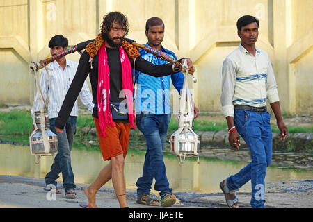 Ghaziabad, Indien. 19. Juli 2017. Kavad Yatra ist eine beliebte jährliche Wallfahrt der Anhänger von Shiva während der Monsunzeit. Pilger Personenbeförderung überdachte Wasser-Potsor "Kānvars" über ihre Schultern geschlungen. Diese Töpfe tragen das heilige Wasser vom Fluss Gan Credit: Anil Ghawana/Alamy Live News Stockfoto
