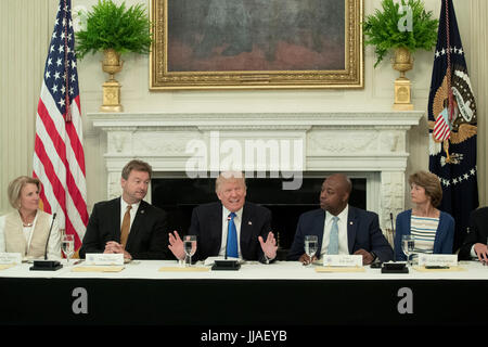 US-President Donald J. Trump (C) liefert Hinweise zur Gesundheitsversorgung und Republikaner Unfähigkeit so weit zu ersetzen oder die Aufhebung der Affordable Care Act bei einem Mittagessen mit den Mitgliedern des Kongresses in der State Dining Room des weißen Hauses in Washington, DC, USA, 19. Juli 2017. Auch auf dem Bild (L, R); Der republikanische Senator aus West Virginia Shelley Moore Capito, der republikanische Senator von Nevada Dean Heller, republikanischer Senator von South Carolina Tim Scott und der republikanische Senator von Alaska Lisa Murkowski. Bildnachweis: Michael Reynolds/Pool über CNP /MediaPunch Stockfoto