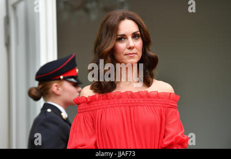 Berlin, Deutschland. 19. Juli 2017. Catherine, Herzogin von Cambridge und Ehefrau des britischen Prinzen William, besucht die "Queen es Geburtstag Garden Party" im Garten der Residenz des britischen Botschafters in Berlin, Deutschland, 19. Juli 2017. Foto: Jens Kalaene/Dpa-Zentralbild/Dpa/Alamy Live News Stockfoto