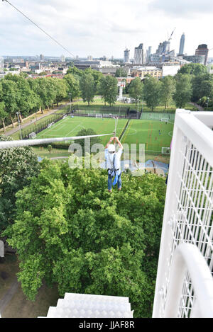 London, UK. 19. Juli 2017. Ein mutige Teilnehmer reitet eine neu installierte 225m lange Seilrutsche im Erzbischöflichen Park am Südufer. Beim Abstieg von der Spitze eines Turms 35m, sind Fahrer der Vogelperspektive des Kapitals gewährt. Zip-World London genannt, werden die Fahrten für die Öffentlichkeit bis 1. Oktober 2017 angeboten. Bildnachweis: Stephen Chung/Alamy Live-Nachrichten Stockfoto