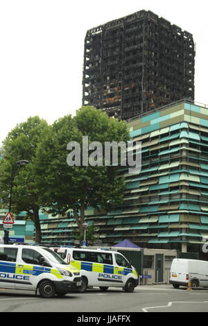 London, UK. 19. Juli 2017.Police Watchover die Reste der Grenfell Turm. An anderer Stelle statt Proteste außerhalb der Kensington und Chelsea Rat Gebäude wie der Rat trifft die Grenfell Katastrophe diskutieren einen Monat, nachdem es passiert ist. Roland Ravenhill/Alamy Live-Nachrichten. Bildnachweis: Roland Ravenhill/Alamy Live-Nachrichten Stockfoto