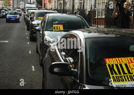 London, UK. 19. Juli 2017.Posters Sprichwort "Sparmaßnahmen tötet. Sparmaßnahmen zu töten. Gerechtigkeit für Grenfell. "Auto Scheibenwischer unterstellt sind.  Proteste stattfinden außerhalb der Kensington und Chelsea Rat Gebäude wie der Rat trifft die Grenfell Katastrophe diskutieren einen Monat, nachdem es passiert ist. Roland Ravenhill/Alamy Live-Nachrichten. Bildnachweis: Roland Ravenhill/Alamy Live-Nachrichten Stockfoto