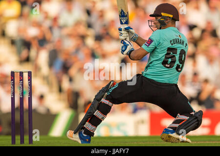 London, UK. 19. Juli 2017. Tom Curran Wimper für Surrey gegen Essex im NatWest T20 Blast Spiel im Kia Oval. Bildnachweis: David Rowe/Alamy Live-Nachrichten Stockfoto