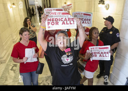 Washington, District Of Columbia, USA. 19. Juli 2017. Aktivist MARY JANE Eugen Gesänge auf dem Flur nahe dem Eingang zum Senator Marco Rubio (R -FL) Büro in der Russell Senate Office Building auf dem Capitol Hill als Demonstranten Gesang im Inneren. Die Demonstranten gegen einen Senat Republikaner bemüht aufzuheben und bezahlbare Pflege Act auch bekannt als Obama Pflege zu ersetzen. Bildnachweis: Alex Edelman/ZUMA Draht/Alamy Live-Nachrichten Stockfoto