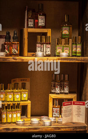 Theken Display in üppigen, Dublin - Seifen, Sprudelbad, Bad Bomben etc üppigen Kosmetik Schönheit Produkte, Haut, Store, natürliche Schönheit Produkte Stockfoto