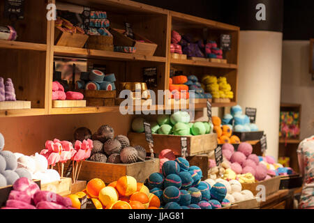 Theken Display in üppigen, Dublin - Seifen, Sprudelbad, Bad Bomben etc üppigen Kosmetik Schönheit Produkte, Haut, Store, natürliche Schönheit Produkte Stockfoto