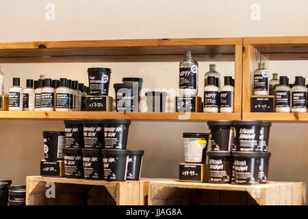 Theken Display in üppigen, Dublin - Seifen, Sprudelbad, Bad Bomben etc üppigen Kosmetik Schönheit Produkte, Haut, Store, teenager Favoriten Stockfoto