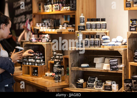 Theken Display in üppigen, Dublin - Seifen, Sprudelbad, Bad Bomben etc üppigen Kosmetik, Beauty Produkte, Haut, Store, Teenager, Konzept Stockfoto