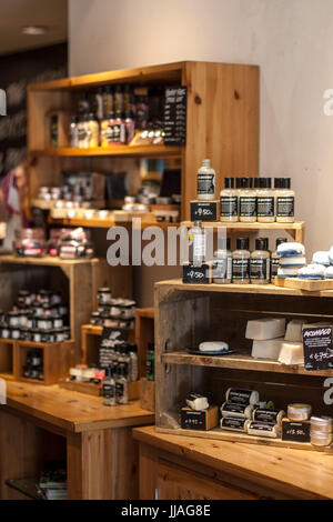 Theken Display in üppigen, Dublin - Seifen, Sprudelbad, Bad Bomben etc üppigen Kosmetik, Beauty Produkte, Haut, Store, Teenager, Konzept Stockfoto