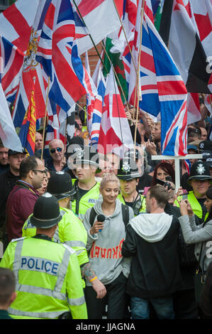 Birmingham, West Midlands, UK. 24. Juni 2017. Im Bild: Saffiyah Khan (tragen graue Hoodie) konfrontiert Großbritanniens ersten stützen / bis zu zweihundert Br Stockfoto