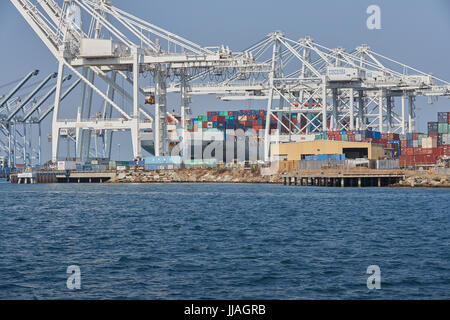 COSCO SHIPPING Container Ship, COSCO AMERICA, Be- und Entladung im Hafen von Long Beach, Kalifornien, USA. Stockfoto