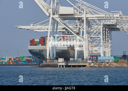 COSCO SHIPPING Container Ship, COSCO AMERICA, Be- und Entladung im Hafen von Long Beach, Kalifornien, USA. Stockfoto