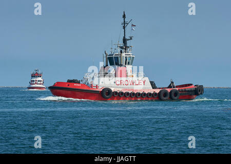 Crowley Maritime Traktorschlepper, Scout, überqueren Sie die Bögen der Hafen von Long Beach Fire Boot, Kalifornien, USA. Stockfoto