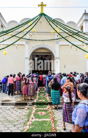 Parramos, Guatemala - 29. Mai 2016: traditionell Mayans außerhalb der Kirche während der Corpus Christi Masse gekleidet. Stockfoto