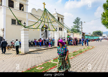 Parramos, Guatemala - 29. Mai 2016: Traditionell gekleidete Frau geht Maya Vergangenheit Kirche während der Corpus Christi Masse. Stockfoto