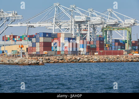 COSCO Container schiff, Amerika, in den Hafen von Long Beach, Kalifornien, USA entladen. Stockfoto