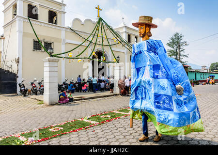 Parramos, Guatemala - 29. Mai 2016: riesige Marionette Volkstänzer als Gigante Spaziergänge Vergangenheit Kirche während Corpus cristi Masse Stockfoto