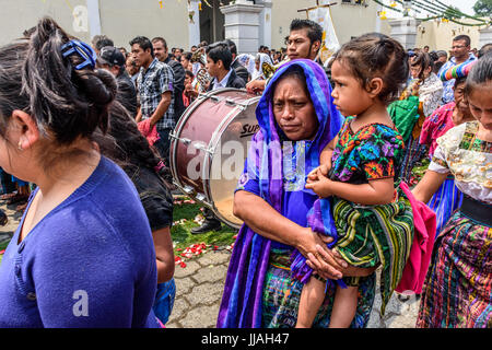 Parramos, Guatemala - 29. Mai 2016: Traditionell gekleidete Maya Frauen & Mädchen beteiligen sich mit anderen Einheimischen in katholischen Fronleichnamsprozession Stockfoto